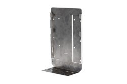 Metallhalterung mit mehreren Löchern und Ausstanzungen, senkrecht auf einer weißen Fläche stehend.