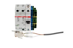 Elektrisches Schutzschaltermodul mit Kabelanschlüssen und einem zusätzlichen Kabellaufwerk.