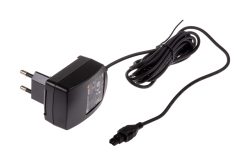 Ein schwarzes Netzteil mit europäischem Stecker und langem Kabel.