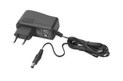 Ein schwarzes Netzteil mit einem Eurostecker und einem langen angeschlossenen Kabel.