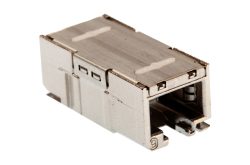 Ein Metall-USB-Anschluss, schräg von oben betrachtet.