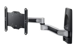 Eine schwenkbare Wandhalterung für Monitore mit einem flexiblen Arm in schwarz und silber.