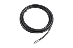 Schwarzes Kabel mit einem metallischen Stecker am Ende, aufgerollt.