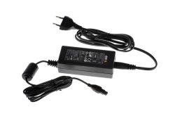 Ein schwarzes Netzteil mit einem europäischen Stecker und einem langen Kabel.