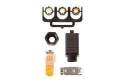 Mehrere Teile eines RJ45-Steckverbinder-Kits, einschließlich Buchse, Gehäuse und Zugangsteilen, auf weißem Hintergrund.