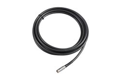 Ein schwarzes Kabel mit einem silbernen Stecker.
