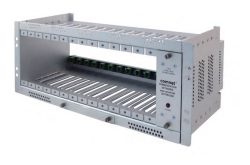 Ein metallener Kartenkäfig von "Comnet", geeignet für Netzwerkgeräte, mit Lüftungsschlitzen und Montageschrauben.