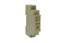 Ein elektrisches DIN-Schienenmodul mit der Aufschrift "AMR1-24", zwei LED-Anzeigen und Anschlüssen an der Oberseite.
