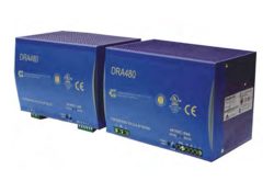 Zwei blaue elektronische Geräte mit der Aufschrift "DRA480" und Zertifizierungslogos.