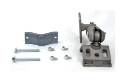 Metallbefestigungssatz mit Gelenk, Montageplatte, Schrauben und Muttern auf weißem Hintergrund.