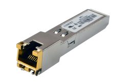 Ein metallischer SFP-Transceiver mit RJ-45-Anschluss und Herstelleretikett.