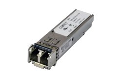 Ein SFP-Modul für Glasfaserverbindungen in Nahaufnahme.