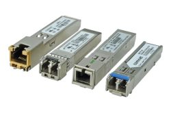 Vier SFP-Module in verschiedenen Ausführungen nebeneinander angeordnet.