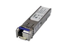 Ein SFP-Transceiver-Modul mit weißem Etikett und blauer Verriegelung.
