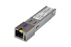 Ein SFP-Modul mit metallischem Gehäuse und einem Anschlussstecker, auf dem ein blaues Pfeilsymbol zu sehen ist.