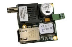 Elektronisches Schaltbrett mit verschiedenen Anschlüssen und Bauteilen, darunter ein Ethernet-Anschluss und ein aufgedrucktes Etikett mit der Aufschrift "Video/Data".