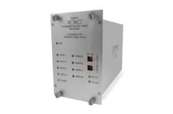 Ein silbernes Gerät mit der Aufschrift "8 Channel Digital Video Receiver" und "2 Channels of Bi-Directional Data" auf der Vorderseite, mehreren LEDs und Kippschaltern.