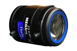 Kameralinse mit Aufschrift "Theia", schwarzes Gehäuse mit blauen Akzenten, Fokus- und Zoomverstellrädern, 9-40mm Brennweite.
