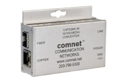 Kommerzieller Medienkonverter von ComNet für 10/100-Netzwerke, mit Anschlüssen für Kupfer- und Glasfaserverbindungen.