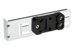 Metallische Halterung mit schwarzer Kunststoffkomponente und mehreren Befestigungsschrauben.