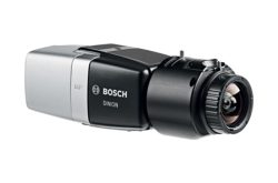 Kompaktkamera von Bosch namens DINION, mit silbernem und schwarzem Gehäuse, auffallendem Objektiv vorne.