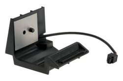 Eine schwarze Kunststoffhalterung mit Kabel und Stecker.