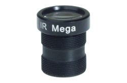 Ein Infrarotobjektiv mit der Aufschrift "IR Mega", zylindrische Form, schwarze Farbe.