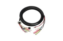 Ein schwarzes Kabel mit mehreren farbigen Steckverbindern und Anschlüssen an beiden Enden, einschließlich Audio-Klinkenstecker.