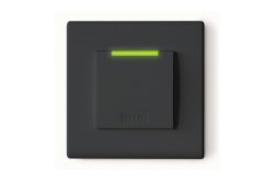 Ein schwarzer elektronischer Kartenleser mit grünem Licht.