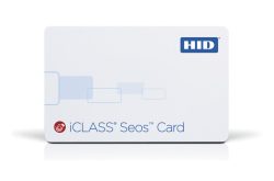 Eine weiße iCLASS Seos Karte mit dem HID-Logo in der oberen rechten Ecke und einem roten Symbol links vom Kartennamen.