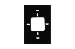 Schwarze rechteckige Adapterplatte mit einem quadratischen Ausschnitt in der Mitte und mehreren ovalen Befestigungslöchern.