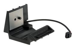 Ein schwarzes Kunststoffteil mit rechteckiger, metallener Einlage und einem Kabel, das in einem Steckverbinder endet.