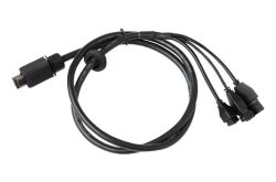 Ein schwarzes Kabel mit einem Stecker auf der einen Seite und drei Anschlüssen auf der anderen.