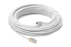 Weißes Netzwerkkabel mit RJ45-Stecker und dem anderen Ende in einer Schleife.