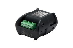 Ein schwarzes elektronisches Gerät mit grüner Anschlussklemme, Etikett auf der Oberseite und CE-Kennzeichnung.