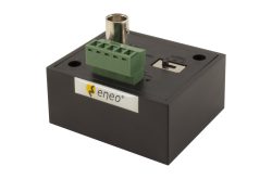 Ein rechteckiges, schwarzes Gerät mit einer grünen Anschlussklemme und einem Koaxialanschluss. Es trägt das Logo "eneo".