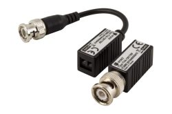 Ein Paar Balun-Konverter mit BNC-Anschlüssen in schwarzem Gehäuse.