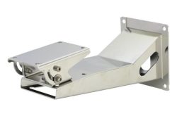 Metallische Wandhalterung mit geneigter Montageplatte und Schraubverbindungen.