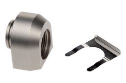 Ein silbernes Metallbauteil mit einem offenen Ende und einer U-förmigen Metallklemme daneben.
