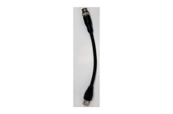 Ein schwarzes Verbindungskabel mit einem RJ45-Stecker an einem Ende und einem seriellen Stecker am anderen Ende.