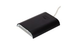 Flacher, schwarzer RFID-Kartenleser mit abgerundeten Kanten und einem Kabel auf der Rückseite.