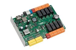 Eine grüne elektronische Platine mit verschiedenen elektronischen Komponenten, markiert mit "AXIS".