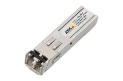 Ein silbernes SFP-Modul von AXIS Communications, beschriftet mit technischen Spezifikationen.