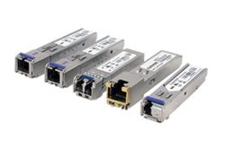 Eine Gruppe von SFP-Modulen für Netzwerktechnik auf weißem Hintergrund.