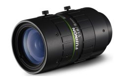 Ein schwarzes Fujinon-Objektiv mit der Aufschrift "1:1.8 8mm", ausgestattet mit mehreren Einstellknöpfen und einer grünen Markierung.