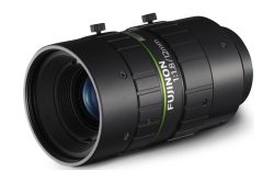 Schwarzes Kameraobjektiv mit grüner Markierung, Beschriftung "FUJINON 1:1.8/12mm" sichtbar.