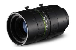 Eine Fujinon-Kameralinse mit der Bezeichnung 1:1.8/16mm, schwarz mit grünen Akzenten.