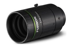 Kameralinse von Fujinon mit der Aufschrift "1:1.8/25mm", schwarz mit einem grünen Ring.