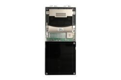 Ein elektronisches Gerät mit einem Metallgehäuse und Display, wahrscheinlich ein Zugangskontrollsystem oder eine Gegensprechanlage.