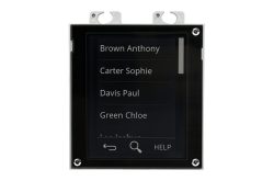 Ein elektronisches Display zeigt eine Liste von Namen: Brown Anthony, Carter Sophie, Davis Paul, Green Chloe. Unten befinden sich Symbole für Zurück, Suche und Hilfe.